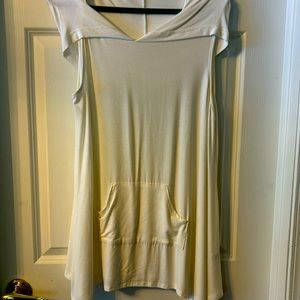 Sleeveless knit top. New